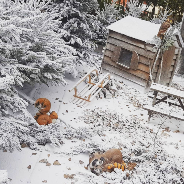 Mise en place de décorations et réalisation d’un flocage de neige artificielle à Nice.