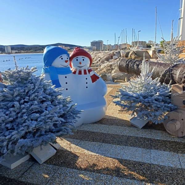 Décoration d’hiver dans le Var : location de bonhommes de neige et sapins floqués pour une ambiance féerique