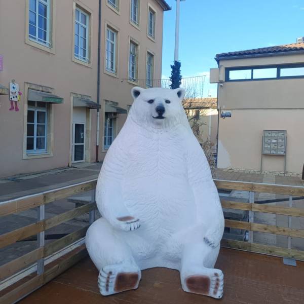 Location d’ours géant de Noël dans le Var : créez un espace magique et photogénique pour vos événements